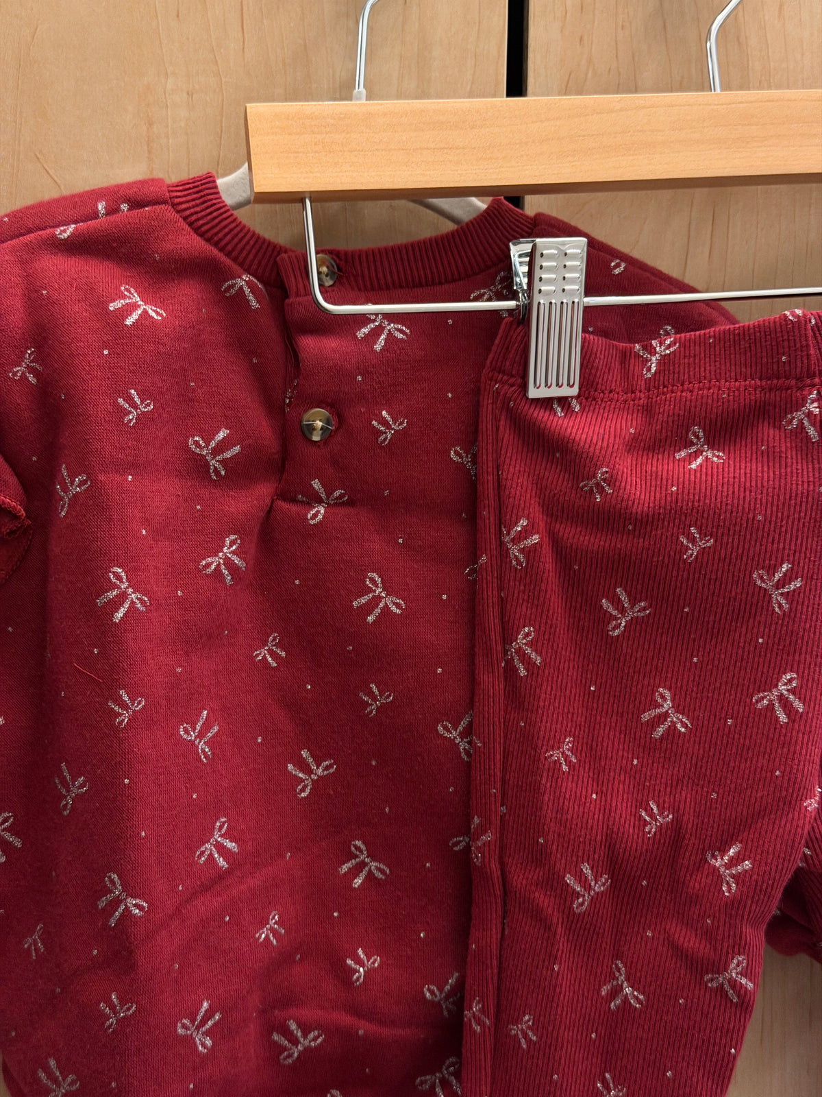 Petit Lem’s Mini Threads Red Crewneck Sweater and Jogger Set with Metallic Bow Details — 6-9m