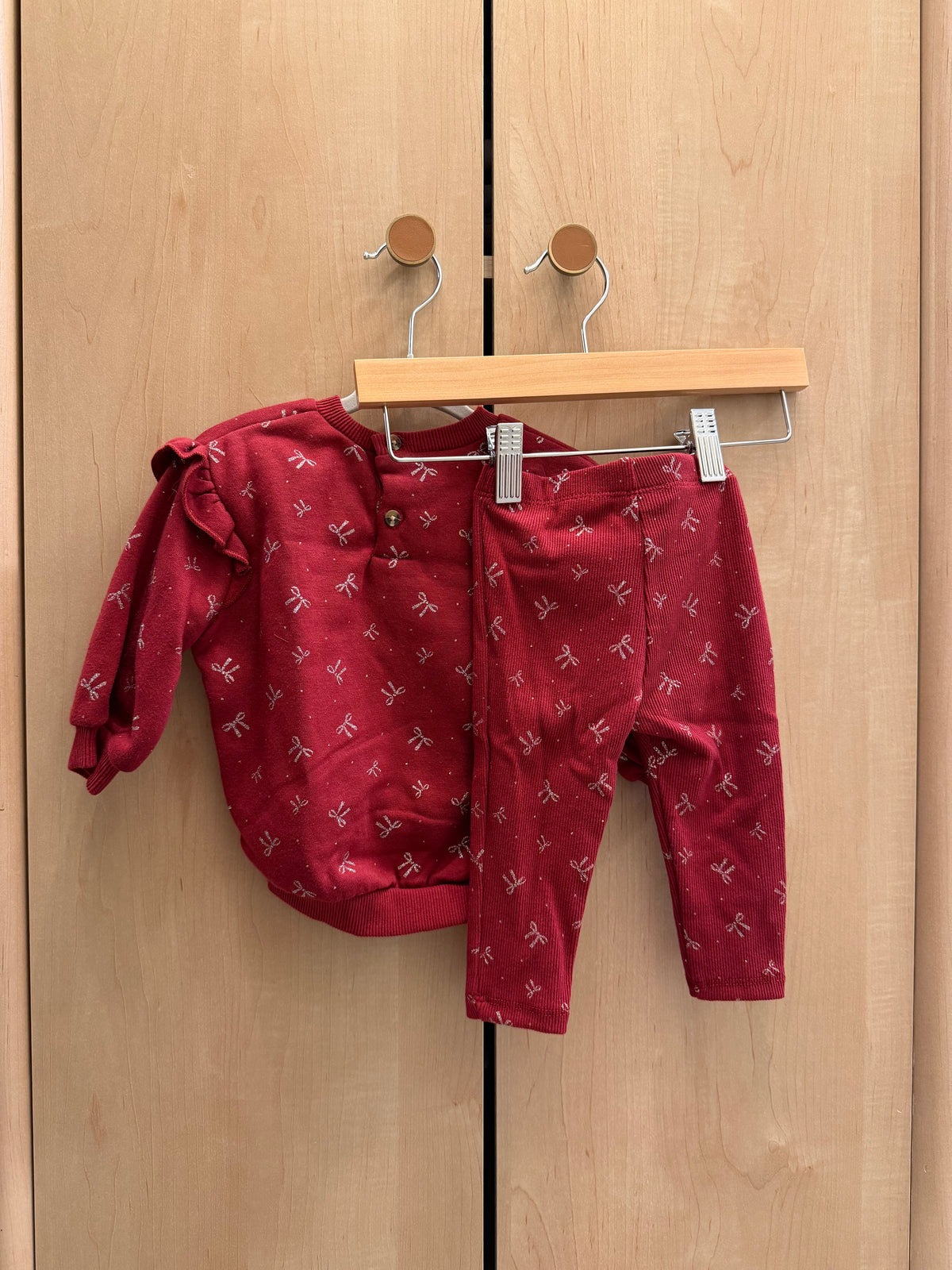 Petit Lem’s Mini Threads Red Crewneck Sweater and Jogger Set with Metallic Bow Details — 6-9m