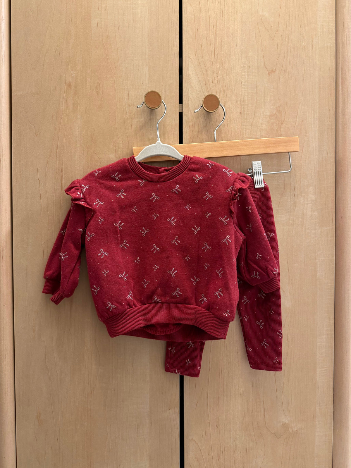 Petit Lem’s Mini Threads Red Crewneck Sweater and Jogger Set with Metallic Bow Details — 6-9m